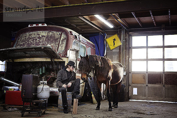 Mann sitzt mit Pferd bei Workshop
