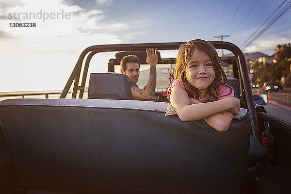 Porträt eines glücklichen Mädchens mit Vater im Pick-up