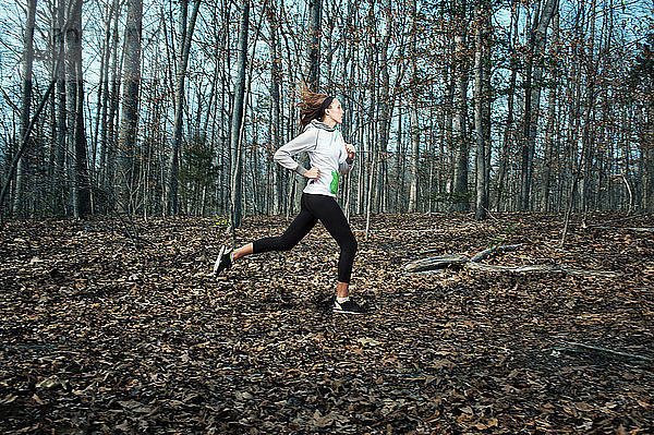 Engagierte Frau joggt im Wald