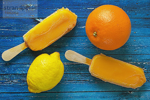 Draufsicht auf Orange und Zitrone bei Eis am Tisch