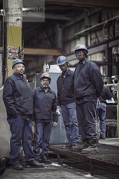 Porträt von Metallarbeitern in einer Fabrik