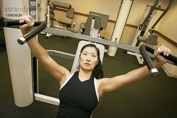 Hochwinkelansicht einer Frau  die im Fitnessstudio trainiert