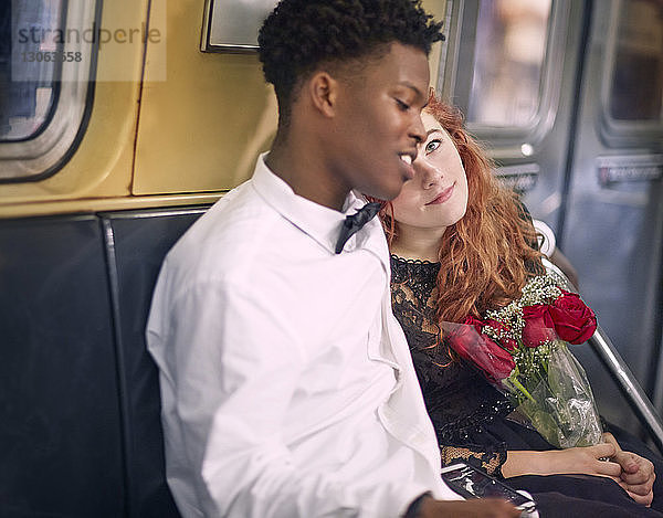 Paar reist im Zug