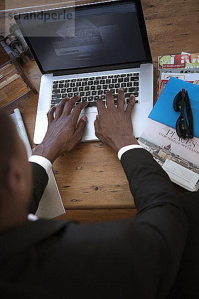 Hochwinkelansicht eines Geschäftsmannes mit Laptop-Computer am Tisch