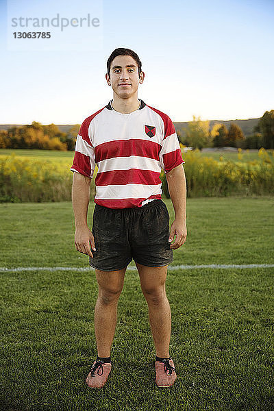 Porträt eines auf dem Spielfeld stehenden Rugby-Spielers in voller Länge