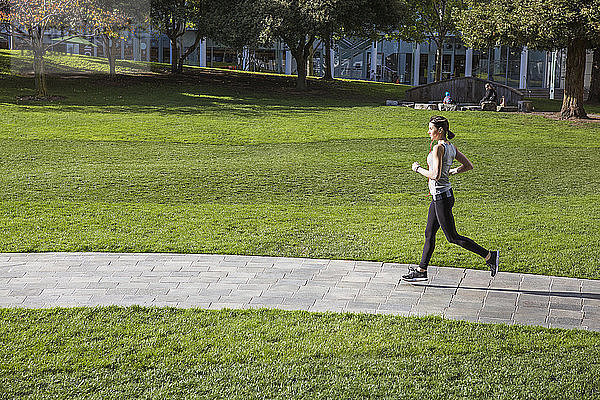 Seitenansicht einer Frau  die im Park joggt