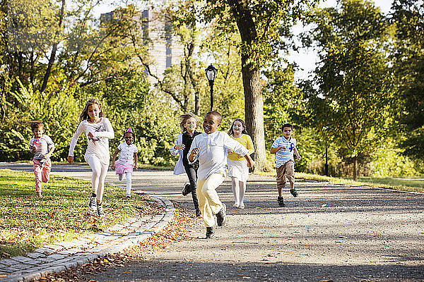 Glückliche Kinder laufen im Park