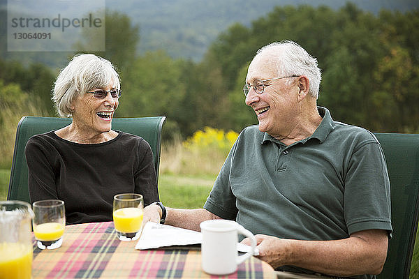 Lächelndes älteres Paar am Frühstückstisch