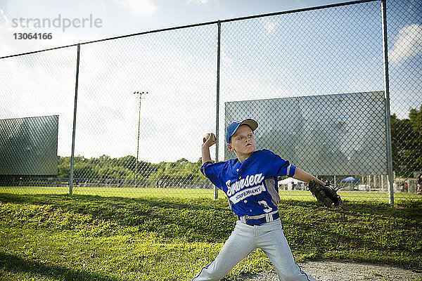 Junge wirft Ball beim Baseballspielen