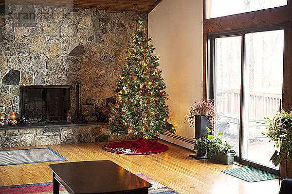 Geschmückter Weihnachtsbaum zu Hause