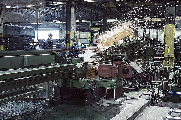 In der Fabrik arbeitende Arbeitnehmer