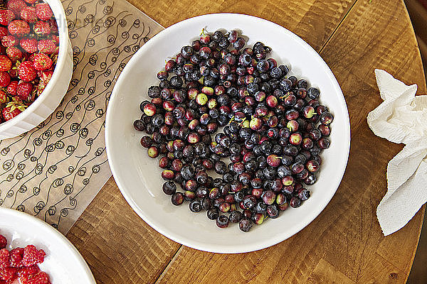 Draufsicht auf Beerenfrüchte in Behältern auf dem Tisch