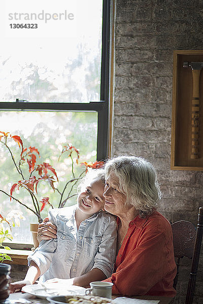 Frau mit Enkelin entspannt sich zu Hause