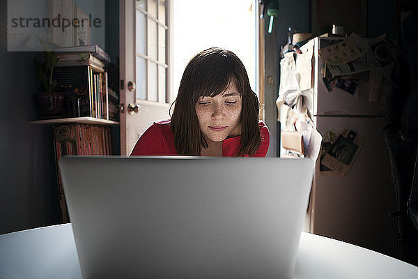 Frau benutzt Laptop-Computer zu Hause