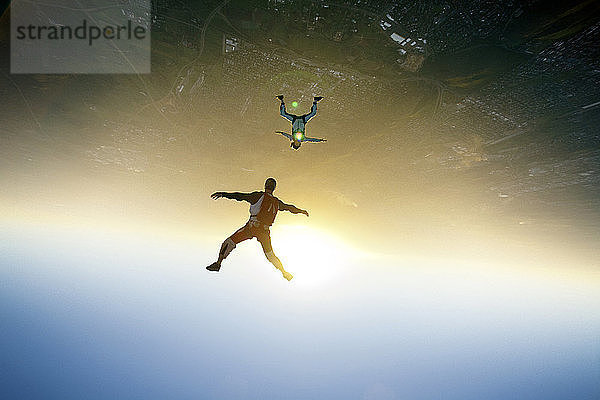 Luftaufnahme von Fallschirmspringern  die in der Luft fliegen