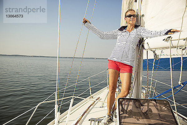 Hochwinkelansicht einer auf einer Yacht sitzenden Frau