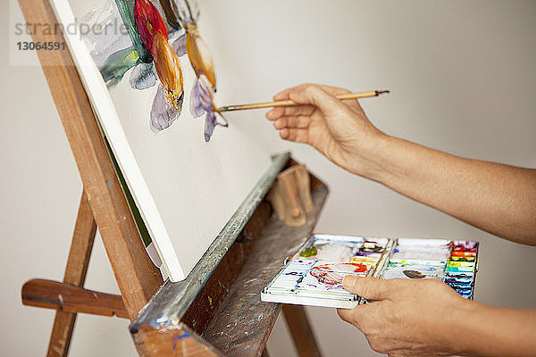 Beschnittenes Bild einer Künstlerin beim Malen im Atelier