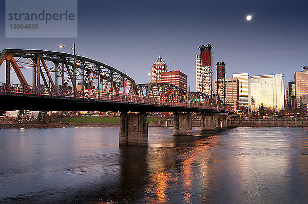 Blick auf die Brücke über den Fluss gegen die Stadt