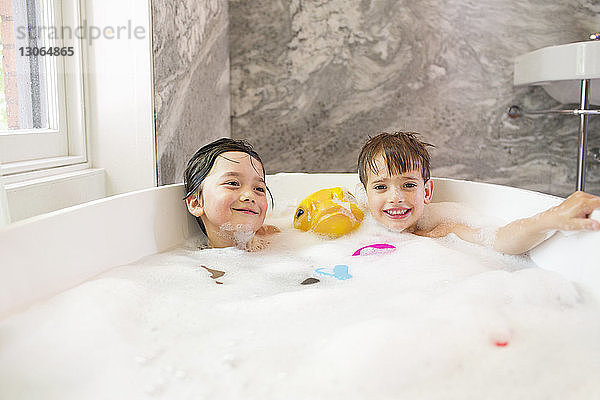 Kinder  die zu Hause in der Badewanne baden