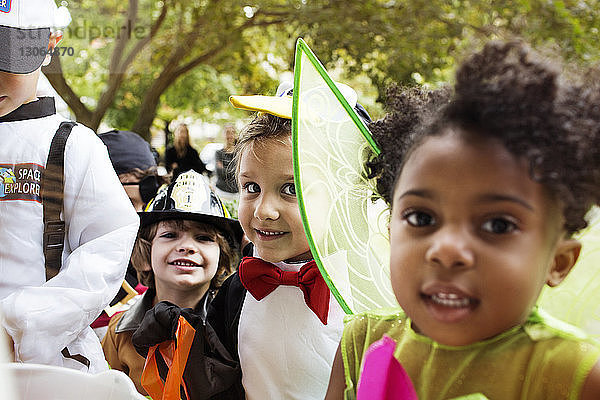 Nahaufnahme von glücklichen Kindern in Halloween-Kostümen