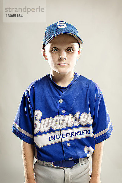 Porträt eines Baseball-Spielers vor weissem Hintergrund stehend