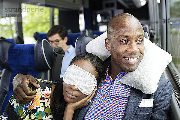 Ehepaar entspannt sich im Bus