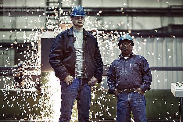 Porträt von selbstbewussten Arbeitern in der Fabrik