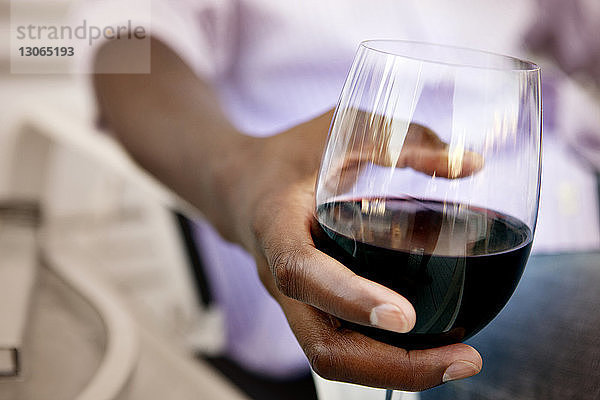 Ausgeschnittenes Bild eines Mannes mit Weinglas in der Hand