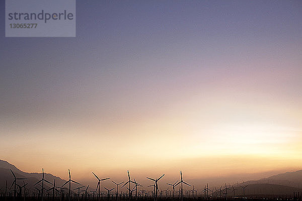 Windmühlen auf dem Feld während des Sonnenuntergangs
