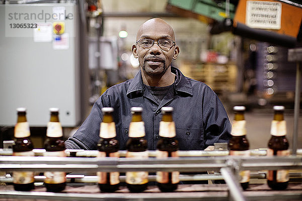 Porträt eines Arbeiters an der Abfüllanlage einer Brauerei