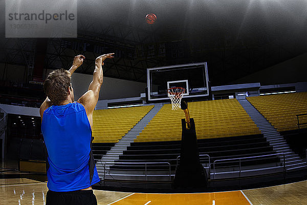 Rückansicht eines Basketball spielenden Mannes vor Gericht