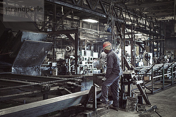 Mensch mit Maschinen in der Metallindustrie