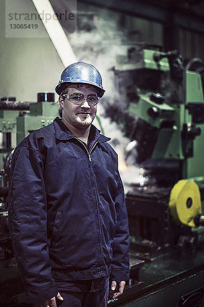 Porträt eines lächelnden Mannes in der Fabrik