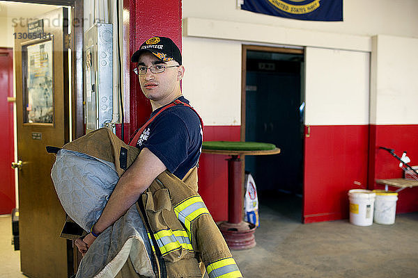 Porträt eines Feuerwehrmannes mit Brandschutzanzug