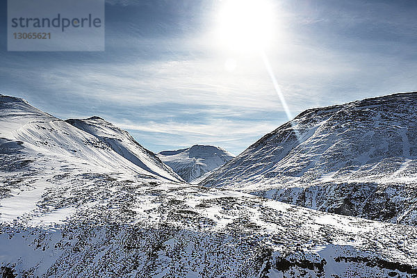 Panoramablick auf schneebedeckte Berge an einem sonnigen Tag