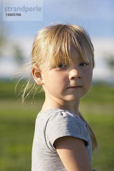 Bildnis eines im Feld stehenden Mädchens