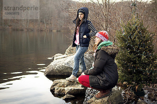 Freunde auf dem Felsen mit Blick auf den See