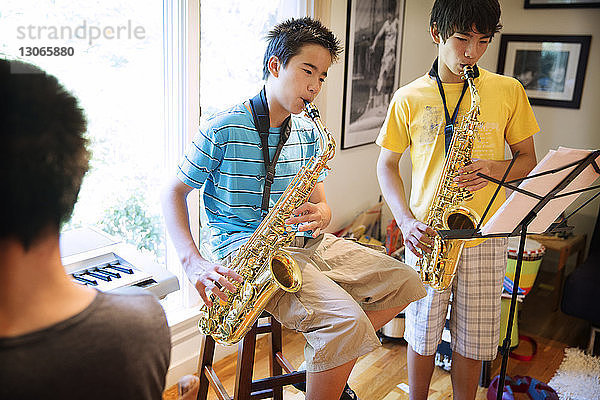 Geschwister  die zu Hause Saxophon üben