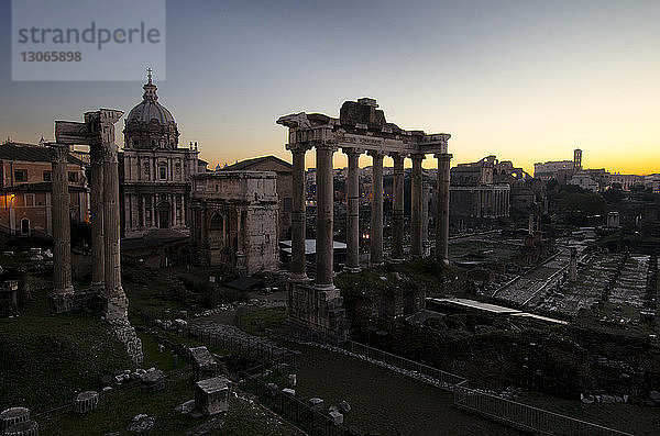 Ansicht des römischen Forums bei Sonnenuntergang