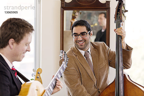 Lächelnde Musiker beim Üben im Studio