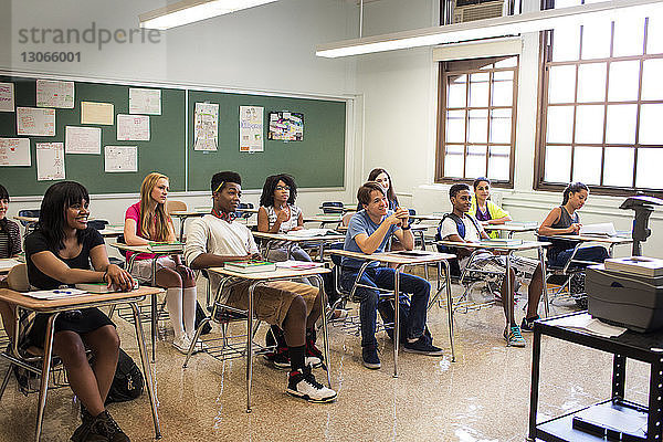 Lächelnde Schüler während des Unterrichts im Klassenzimmer