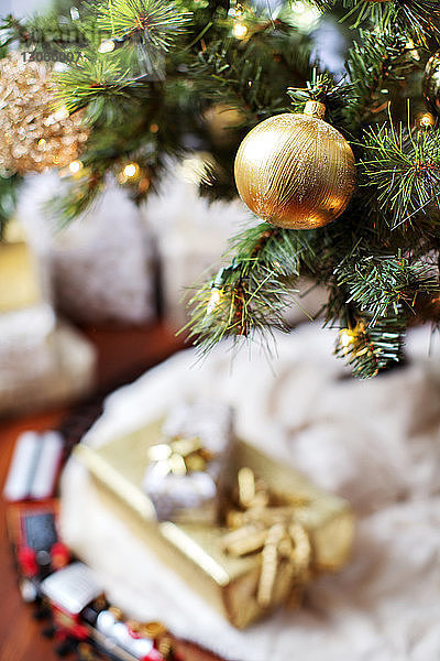 Nahaufnahme einer goldenen Kugel am Weihnachtsbaum