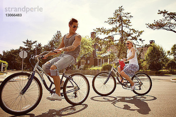 Fahrrad fahrende Paare auf der Straße
