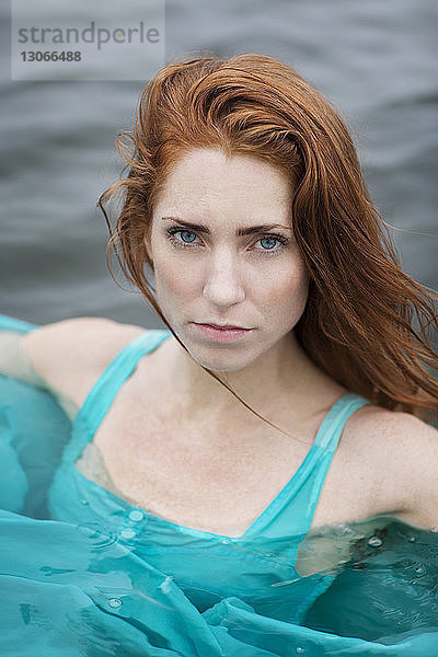 Porträt einer im Meer schwimmenden Frau