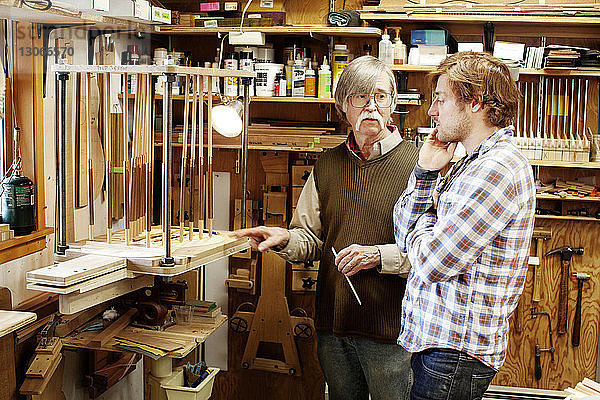 Männer diskutieren im Stehen beim Gitarren-Workshop