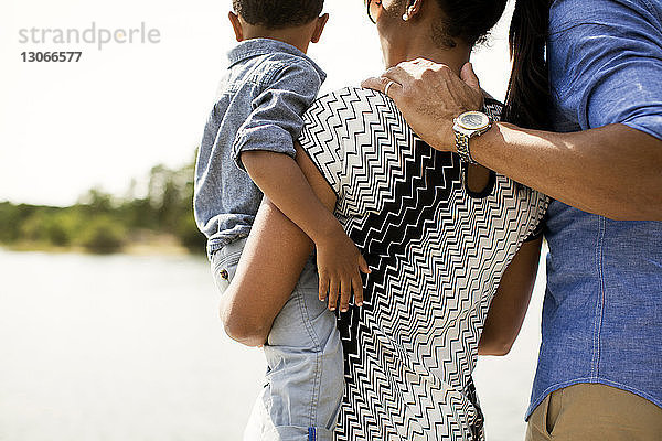 Mittelteil der Familie am Seeufer