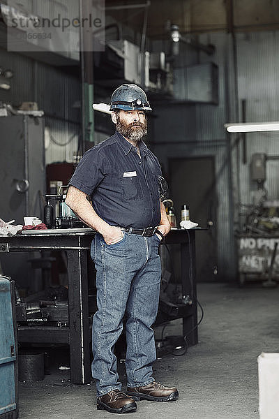 Porträt eines selbstbewussten Arbeiters in der Fabrik