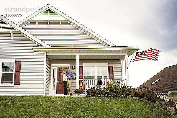 älteres Ehepaar auf der Veranda stehend