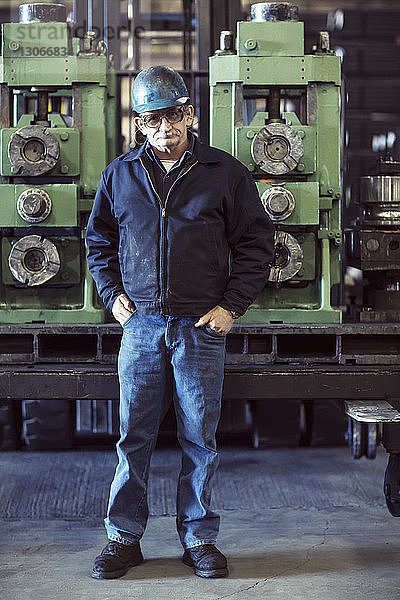 Porträt eines selbstbewussten Arbeiters in der Metallindustrie