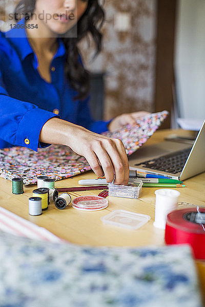 Im Büro arbeitende Modedesignerin